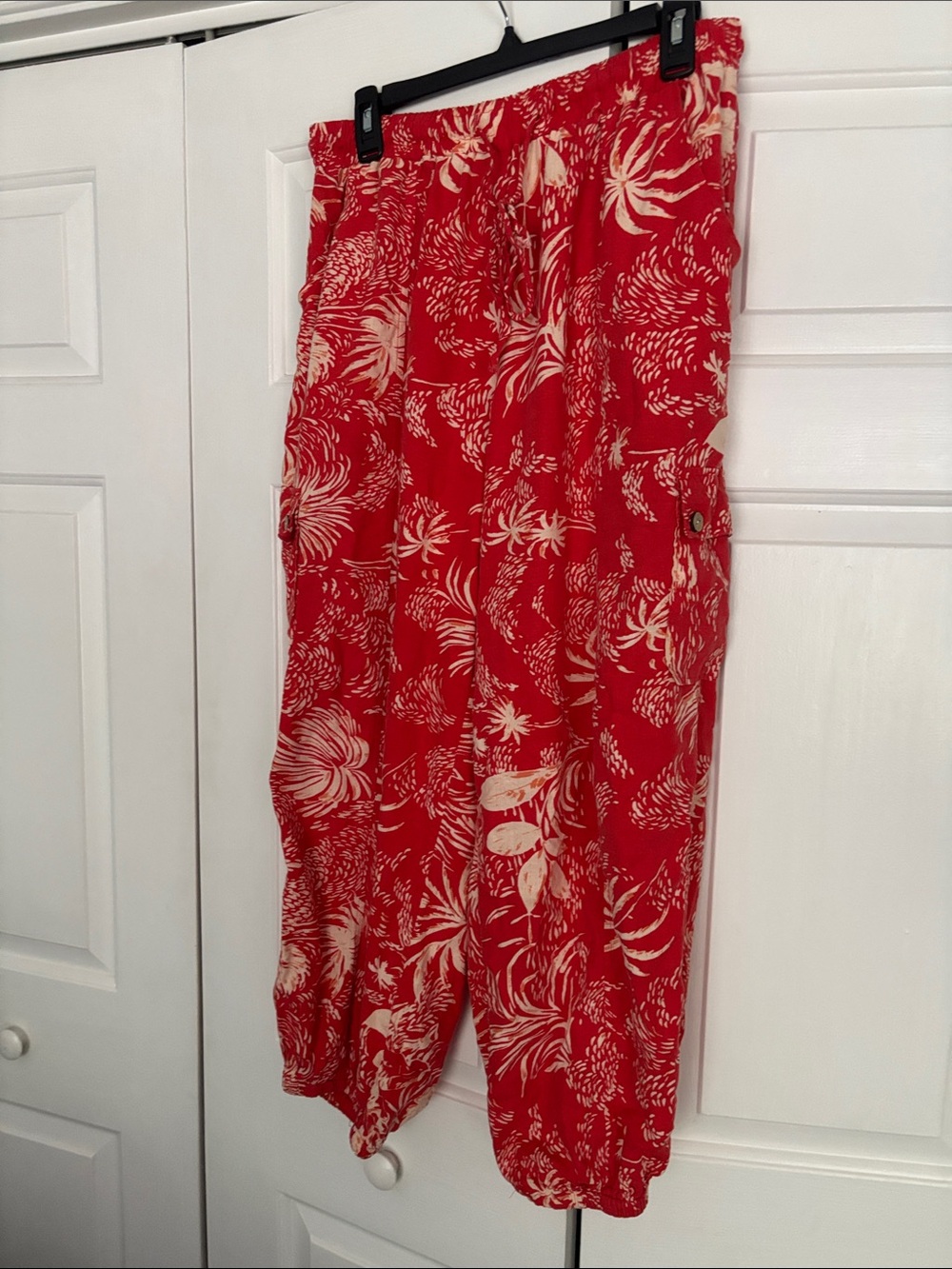 Christian Siriano Red and Cream Floral Cropped Pants